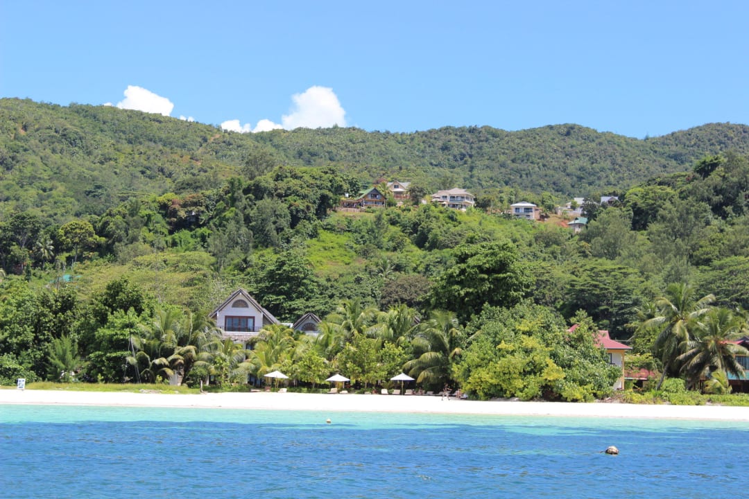 Blick vom Meer auf das Hotel Hotel Village du Pecheur