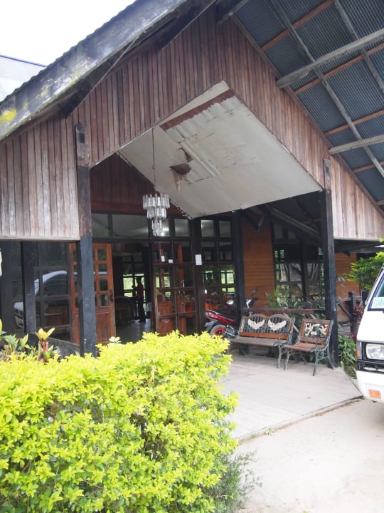 Eingang zum Hauptgebäude Mamasa Cottages