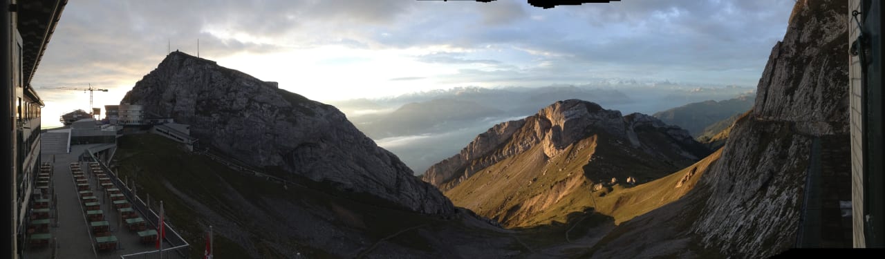Morgensicht aus dem Hotelfenster Hotel Pilatus-Kulm