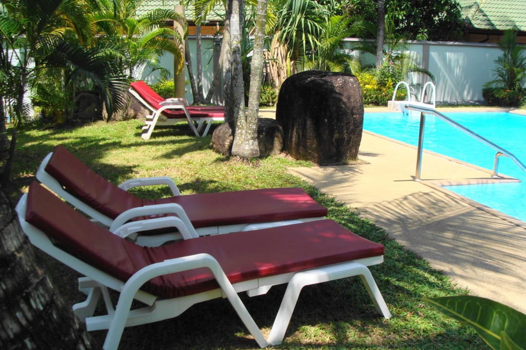 Liegen am Pool Phuket Lotus Lodge