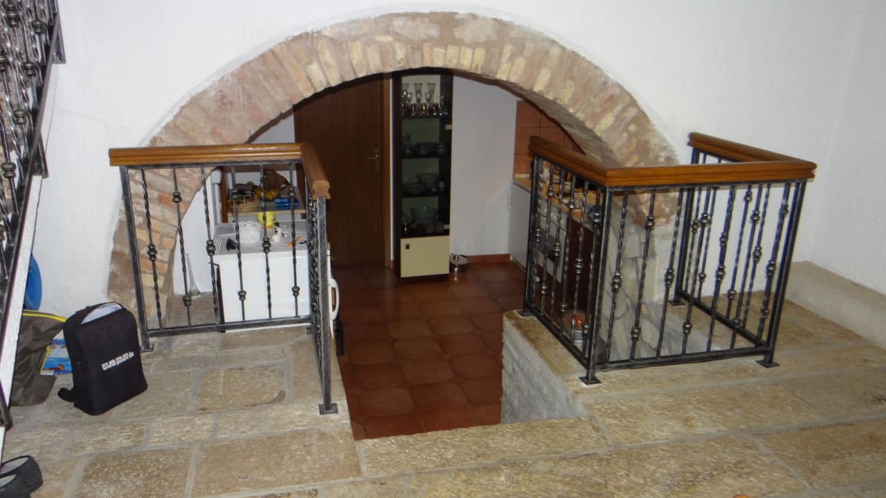 Rustikaler, alter Eimgangsbereich Apartmani Ivanis