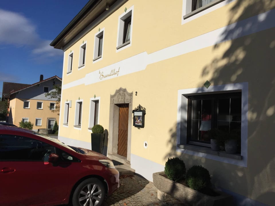 Eingang vorne Landhotel Brandlhof