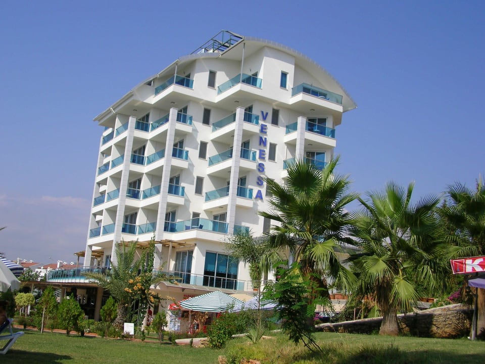 Außenansicht von der Liegewiese Venessa Beach Hotel