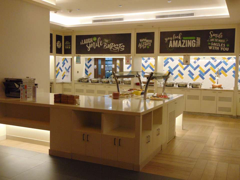 Gastro Hampton By Hilton Dubai Airport