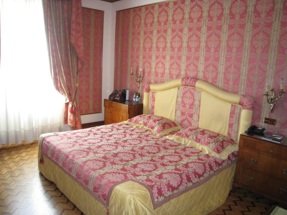 Großes bequemes Doppelbett Hotel Due Torri Baglioni