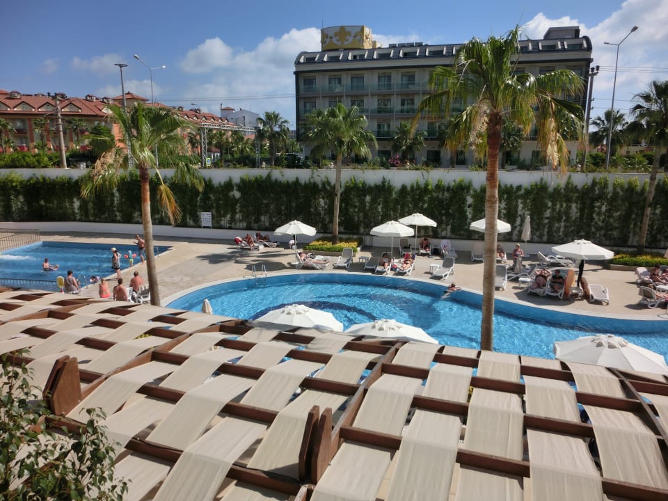 Pool Mary Hotel Side