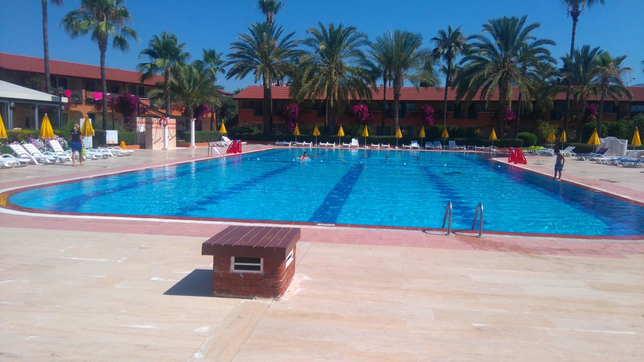 Einer von drei Pools Club Turtas Beach Hotel