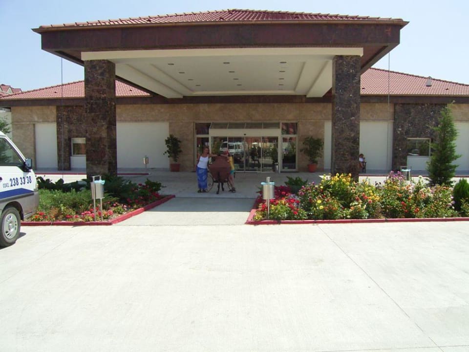 Hoteleingang Hotel Süral Resort