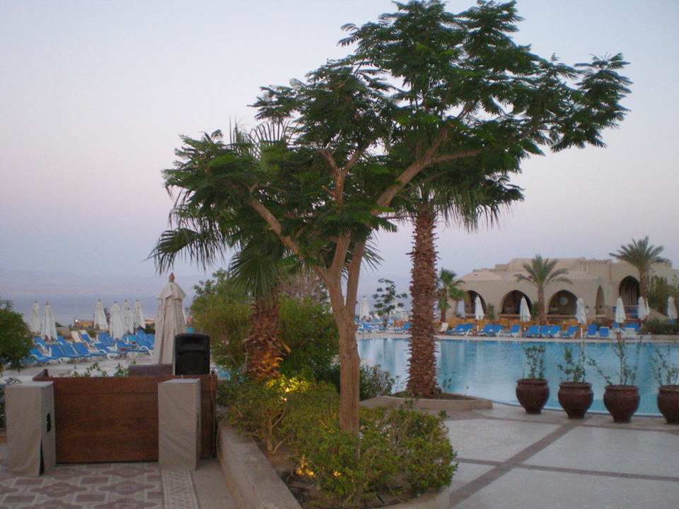 Basen od strony restauracji. El Wekala Aqua Park Resort Taba Heights