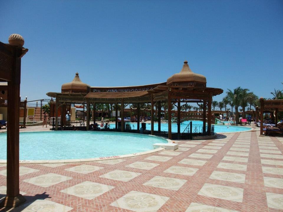 Pool mit Bar in der Mitte, Stühle imWwasser Riviera Aqua Park Resort