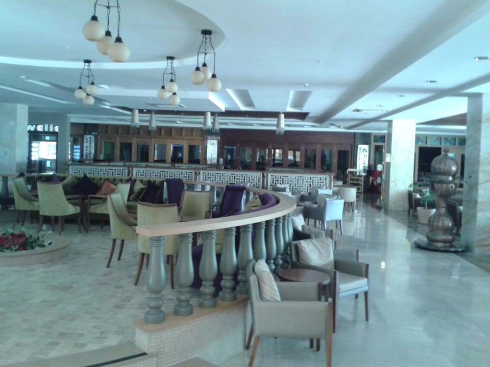 Lobby im Keller vor dem Speisesaal Sentido Trendy Verbena Beach
