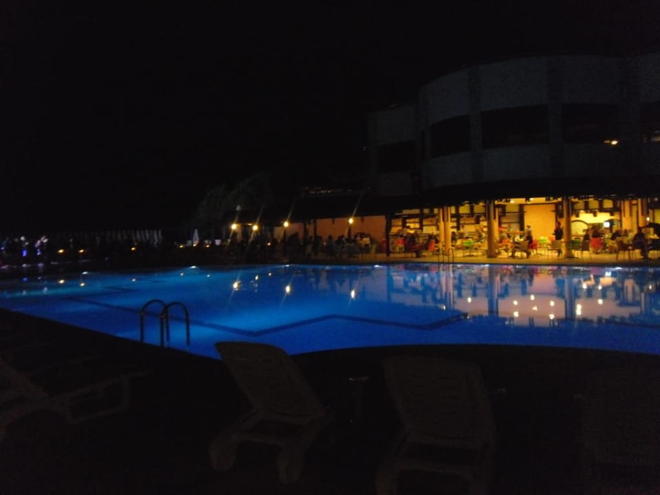 Poolbar bei Nacht Melas Holiday Village