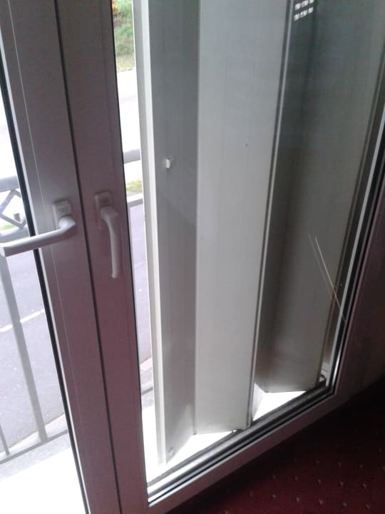 Defekte Jalousie und Fenster Victor's Residenz-Hotel Saarbrücken