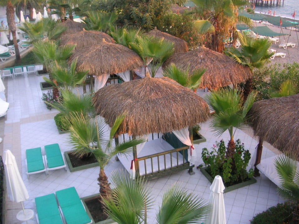 Relaxhütten mit Strohdach Botanik Hotel & Resort