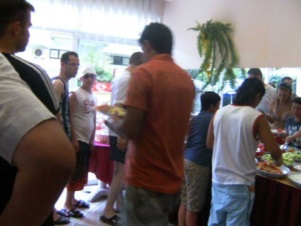 Schlange vor dem Buffet Hotel Mirage Apart