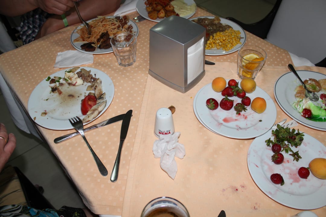 Убирали плохо Hotel Club Nena
