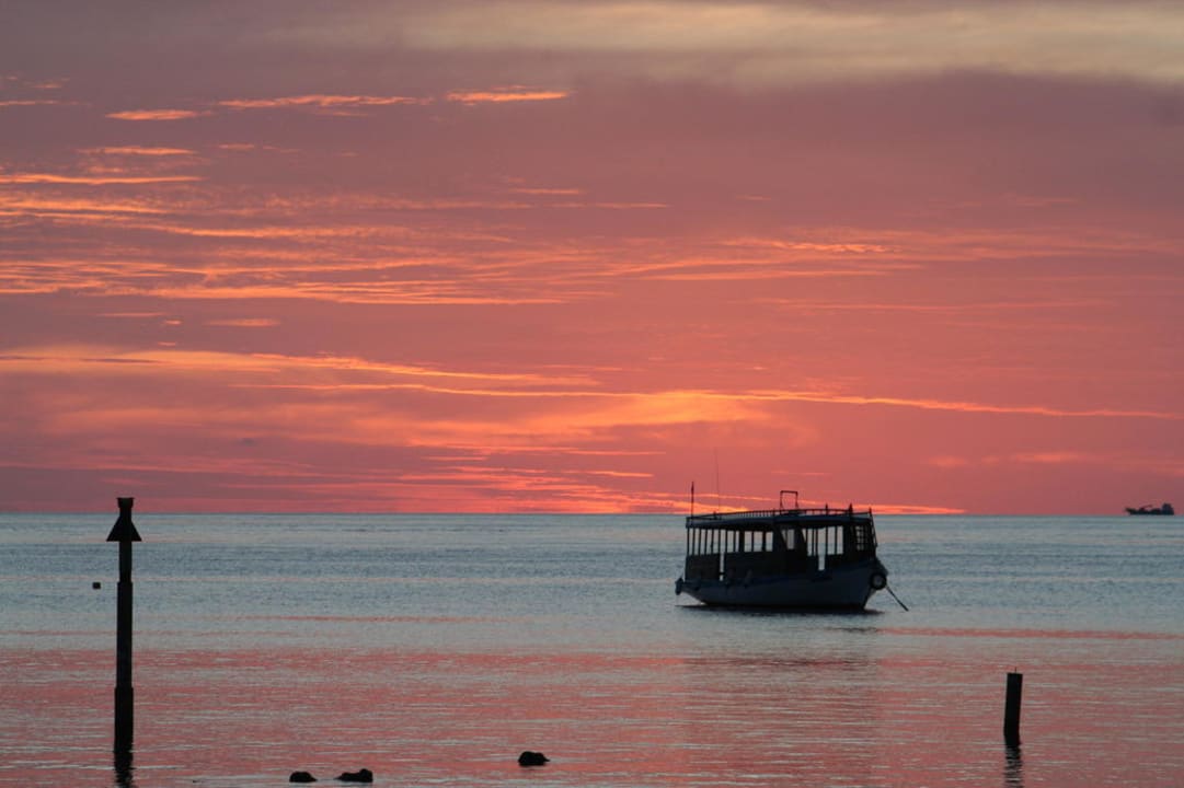 Der Himmel brennt Embudu Village