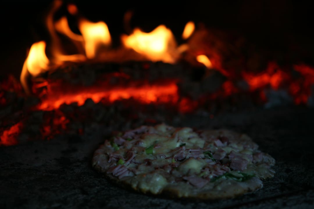 Backen der leckeren Bayerwaldpizza im Holzbackofen Weidererhof