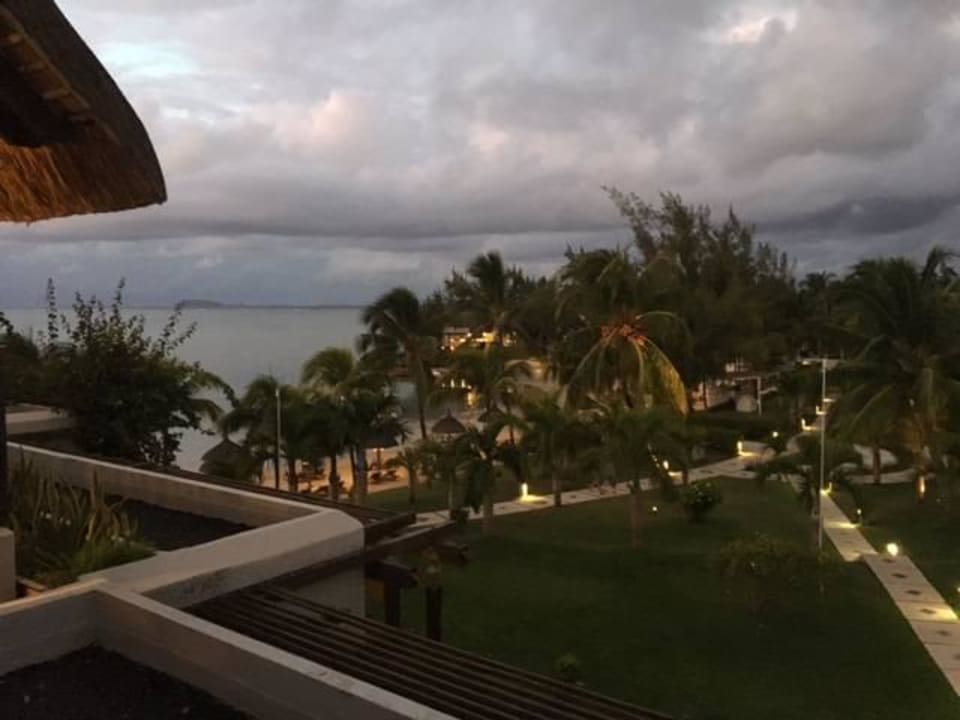 Blick vom Hotelzimmer aus zum Hauptbeach LUX* Grand Gaube Resort & Villas
