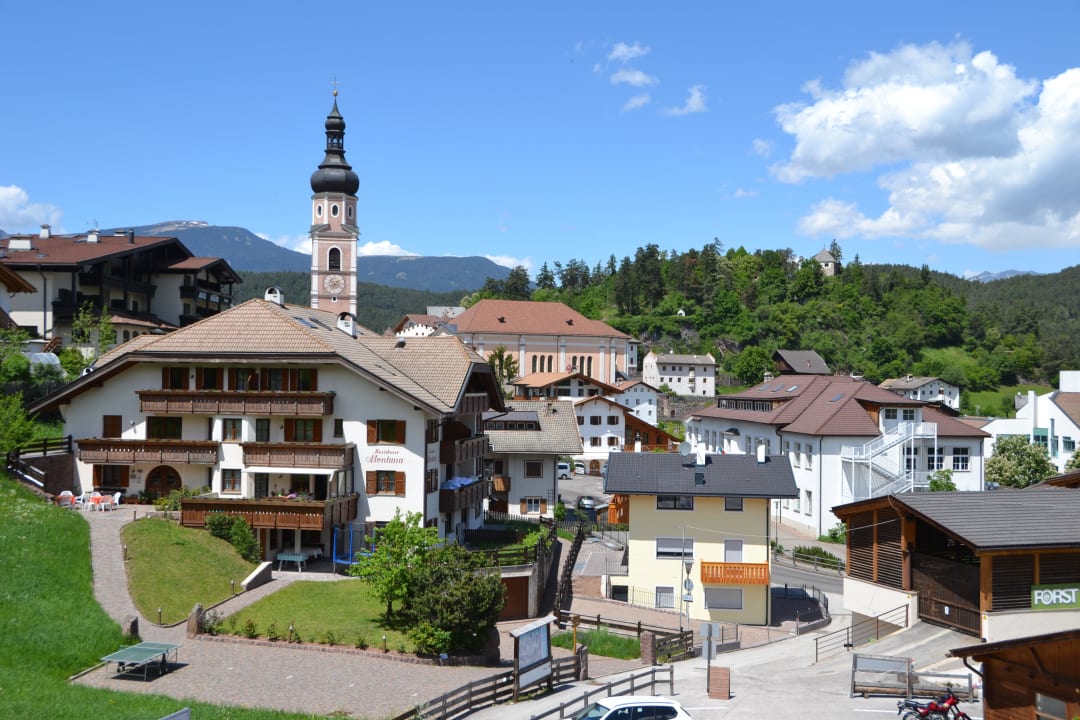 Aussicht auf Kastelruth vom Balkon Hotel Alpenroyal