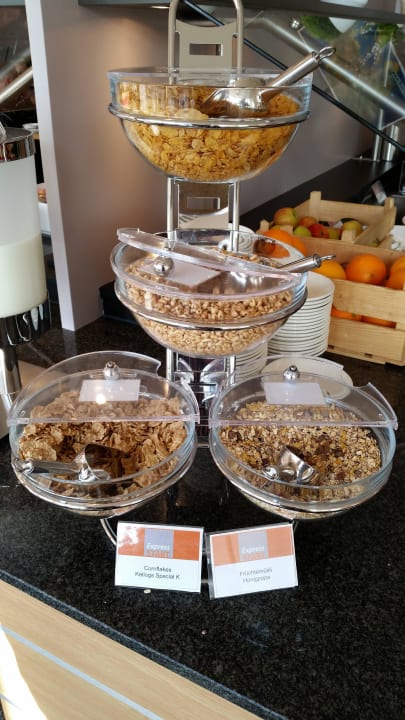 Auswahl beim Frühstück Holiday Inn Express Frankfurt - Airport