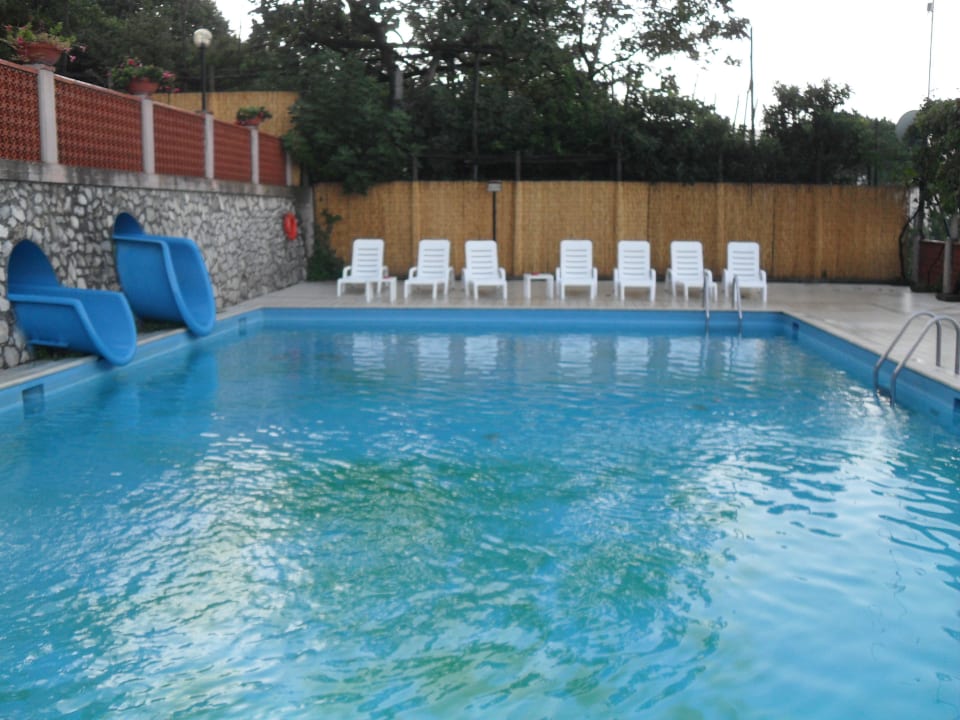Algen im Pool Bungalows Bleu Village