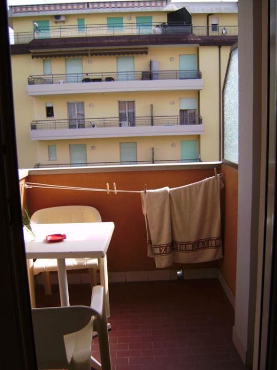 Kleiner Balkon mit seitlichem Meerblick Hotel Losanna Garni