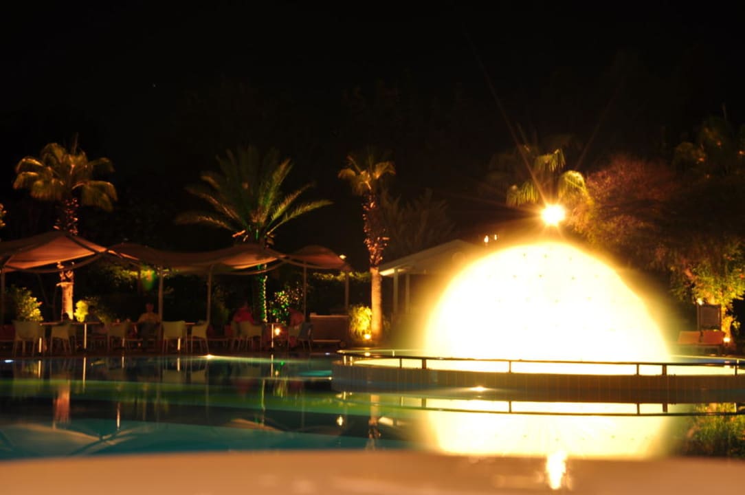 Pool bei Nacht Le Jardin Resort