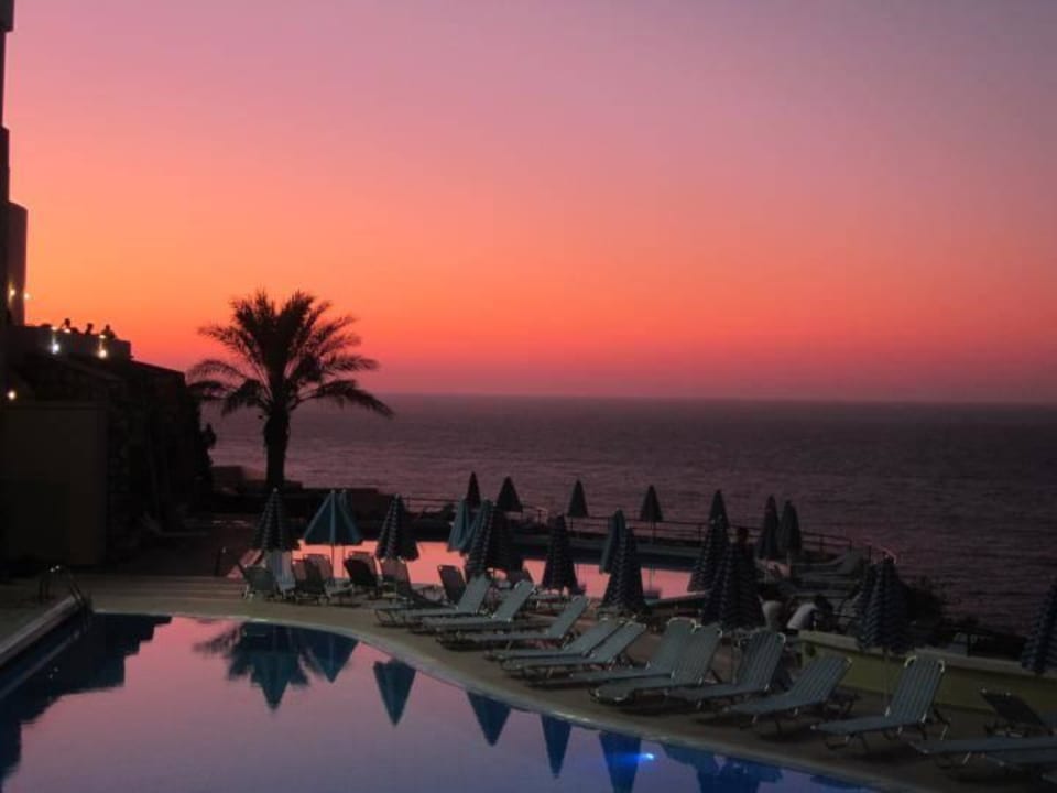 Wunderschöne Sonnenuntergänge Athina Palace Resort & Spa