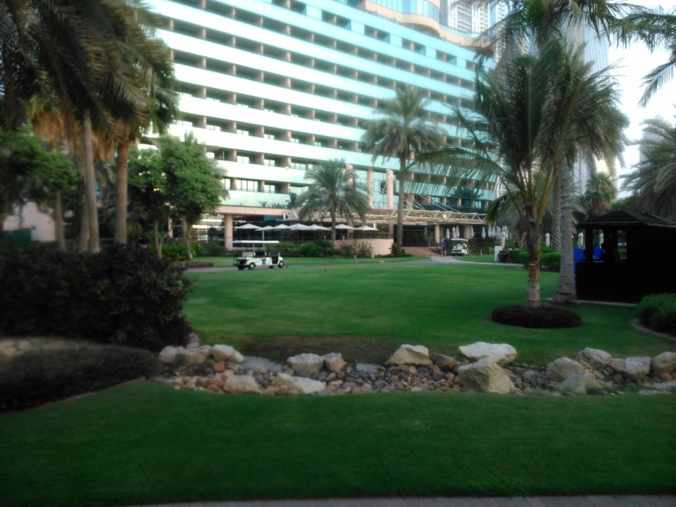 Strandansicht des Hotels von der Poolbar Le Meridien Mina Seyahi Beach Resort & Waterpark