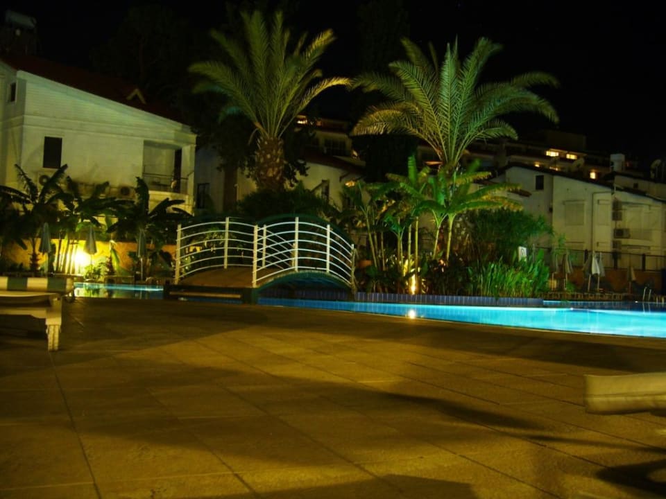 Pool mit Insel DoubleTree by Hilton Antalya-Kemer