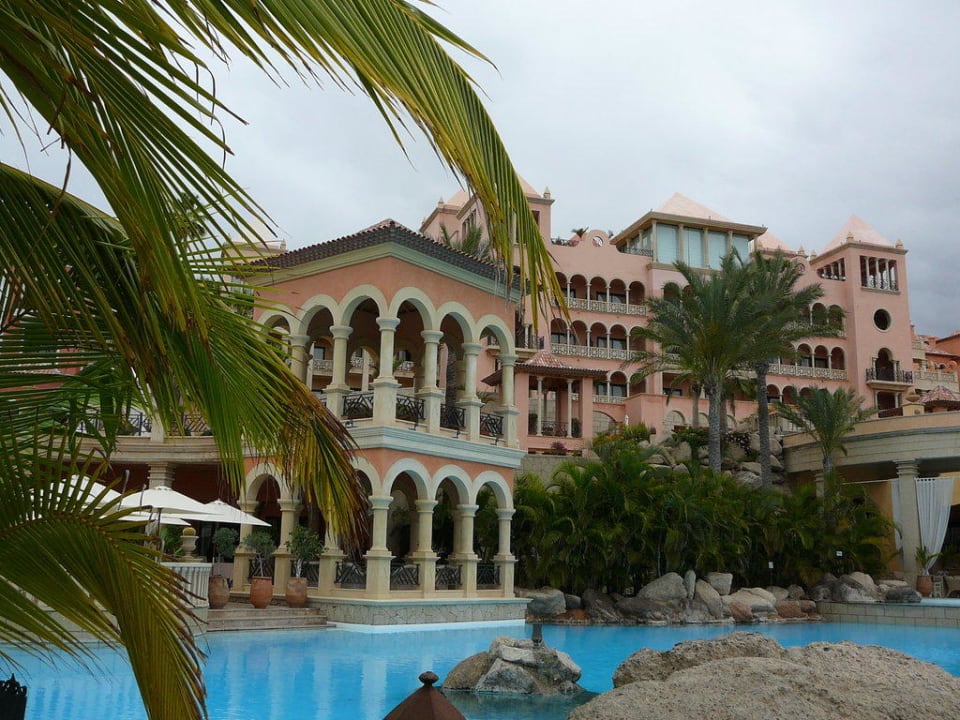 Pool mit Teil vom Hotel JOIA El Mirador by Iberostar