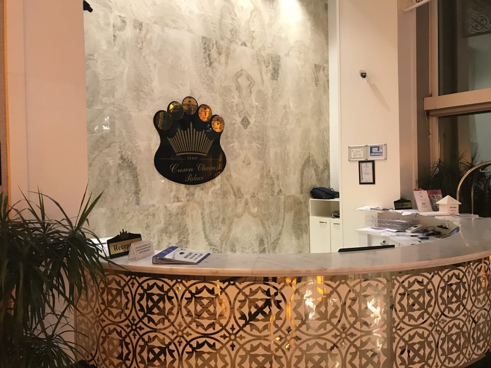 Lobby Well Palace Side