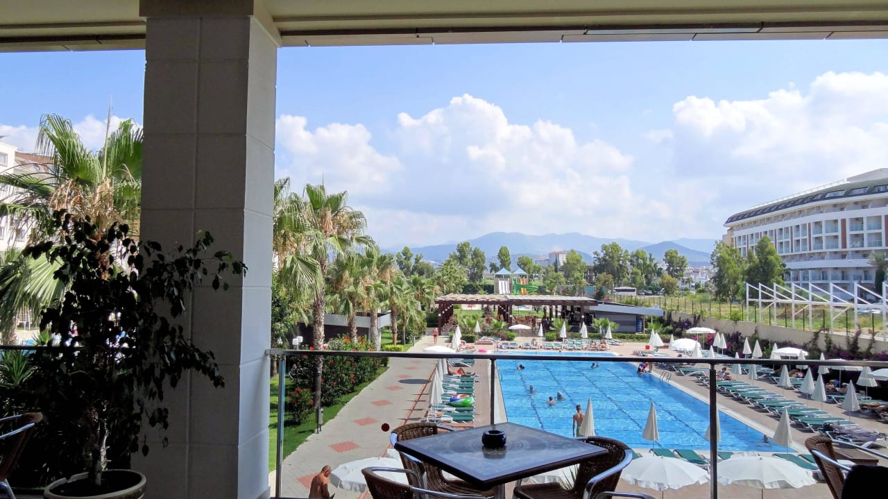 Blick von der Terrasse auf die Poolanlage Hotel Royal Garden Beach