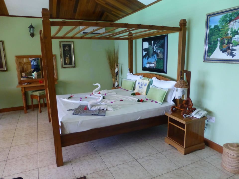 Zimmer Bamboo mit Blütendeko Hotel Patatran Village