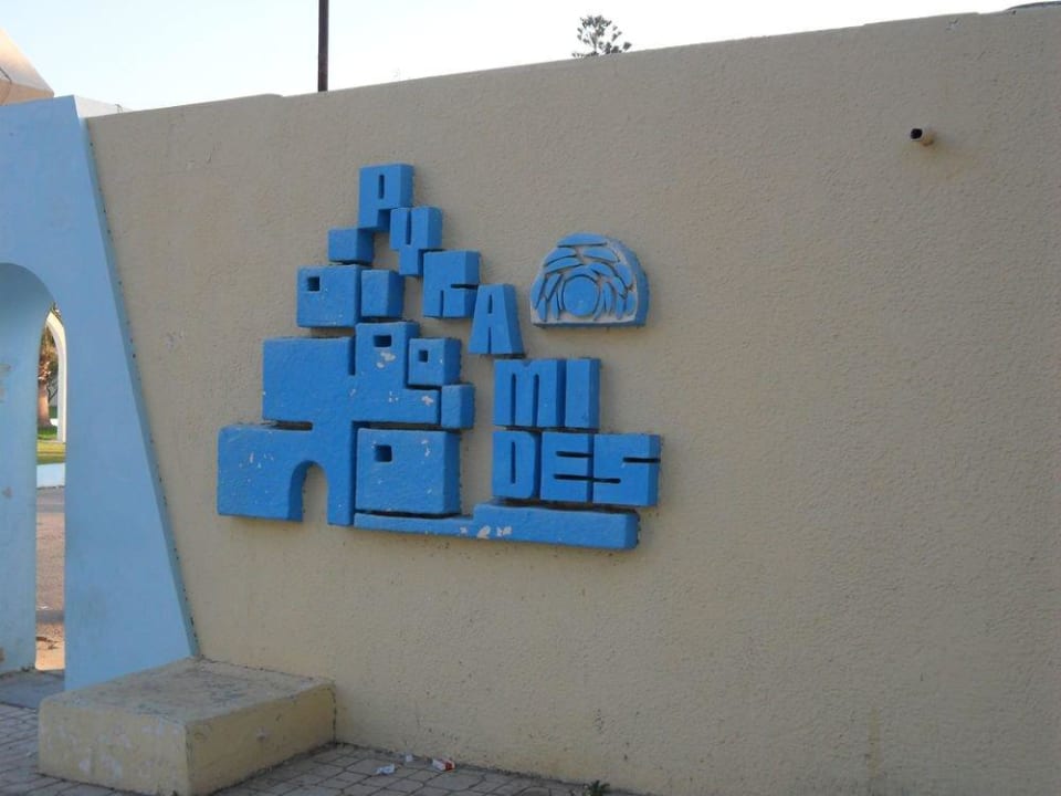 Wejście na plac hotelowy Hotel Les Pyramides