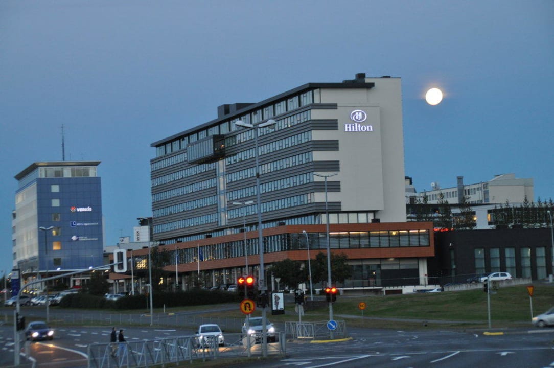 Vollmond über Hilton Reykjavik Hilton Reykjavik Nordica