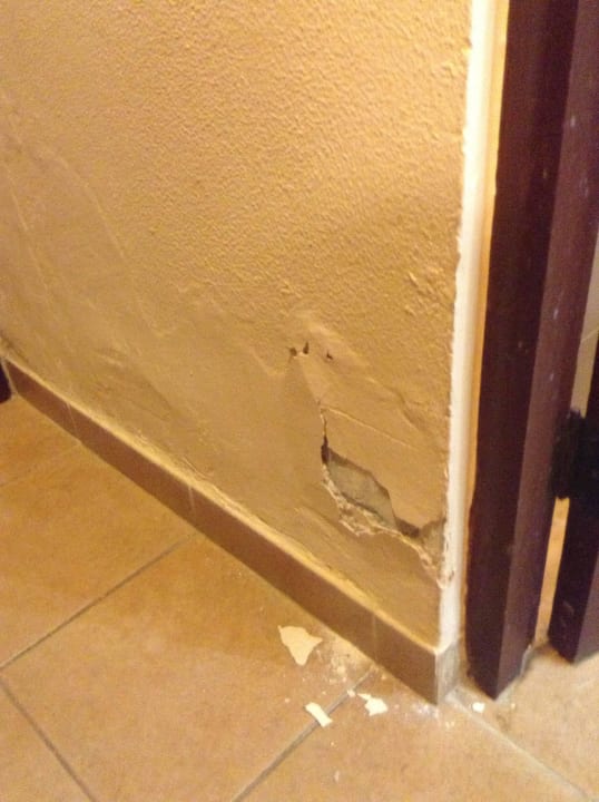 Putz fällt von den Wänden Hotel Roc Barlovento