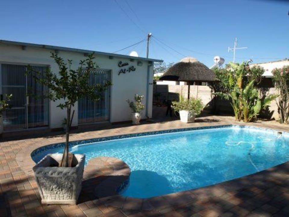 Pool-Anlage Guesthouse Villa Nina