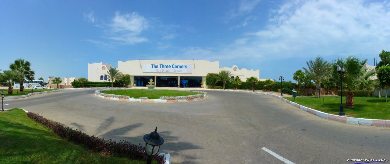 Plac przed hotelem Three Corners Sea Beach Resort