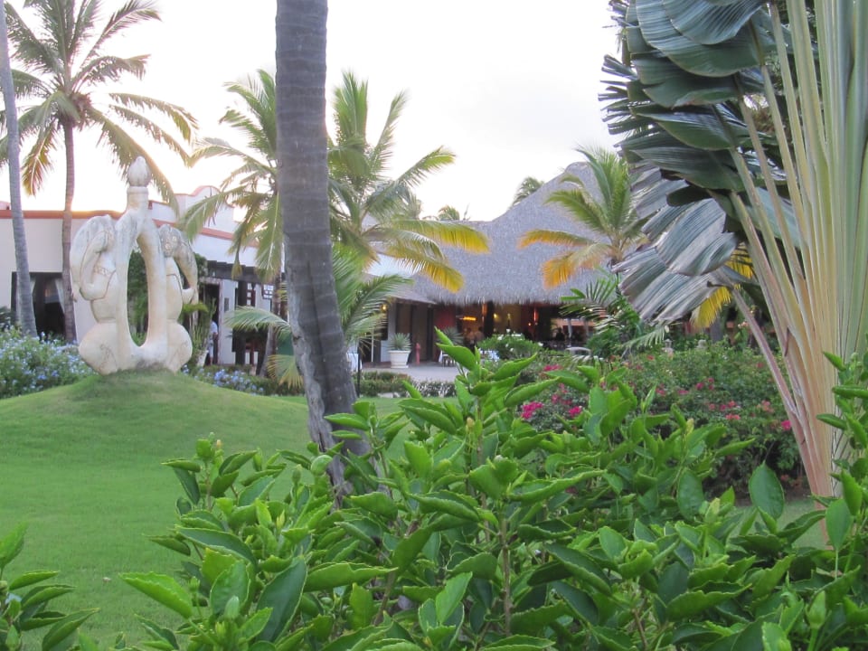 Restaurants eingebettet in exotischem Grün  Punta Cana Princess All Suites Resort & Spa