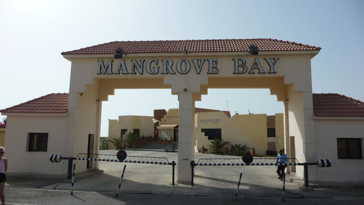 Hotel Einfahrt Hotel Mangrove Bay Resort