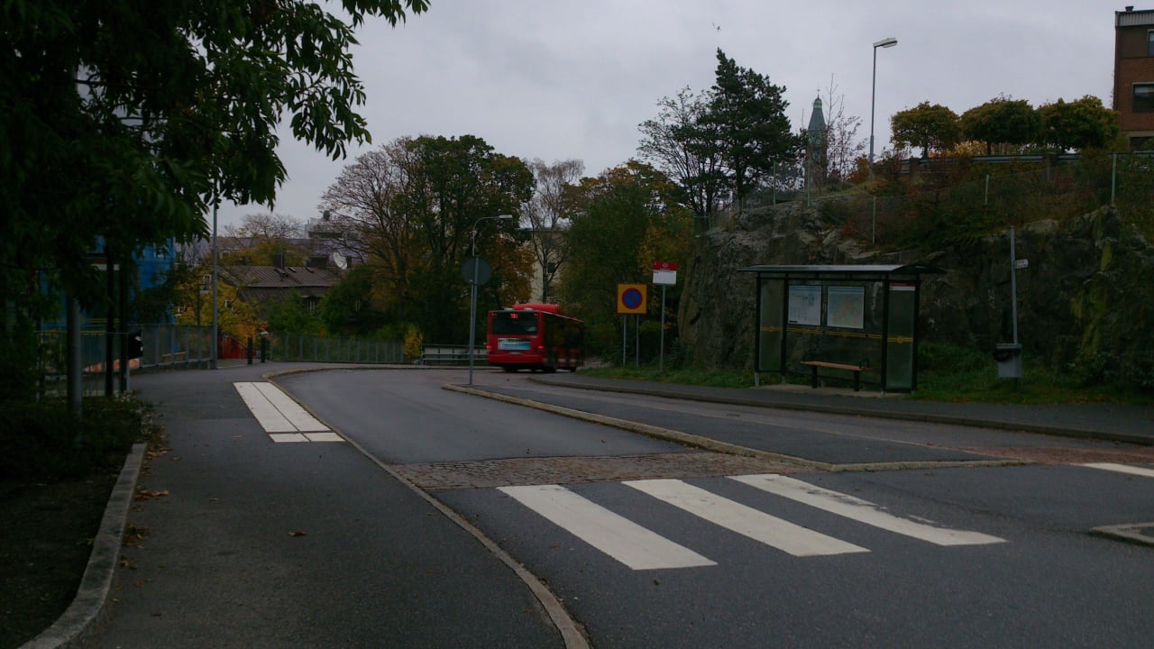 Hier hält der Bus hinter dem Hotel Hotel Elite Marina Tower