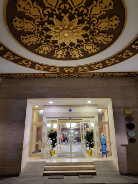 Lobby Crystal Family Comfort Collection