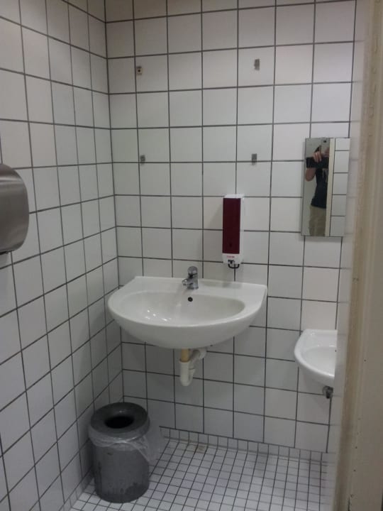 Market Dome WC ohne Spiegel und unsauber Center Parcs Park Nordseeküste