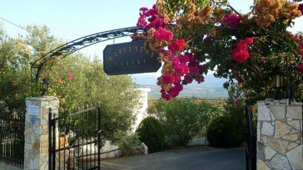 Toreinfahrt zu Marialena Villas Marialena Villas