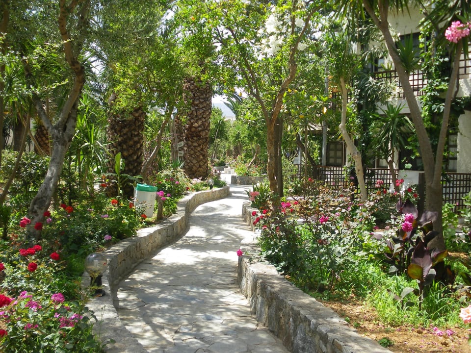 Gartenanlage zum Restaurant / Rezeption HARPIN Happy Days Beach Hotel