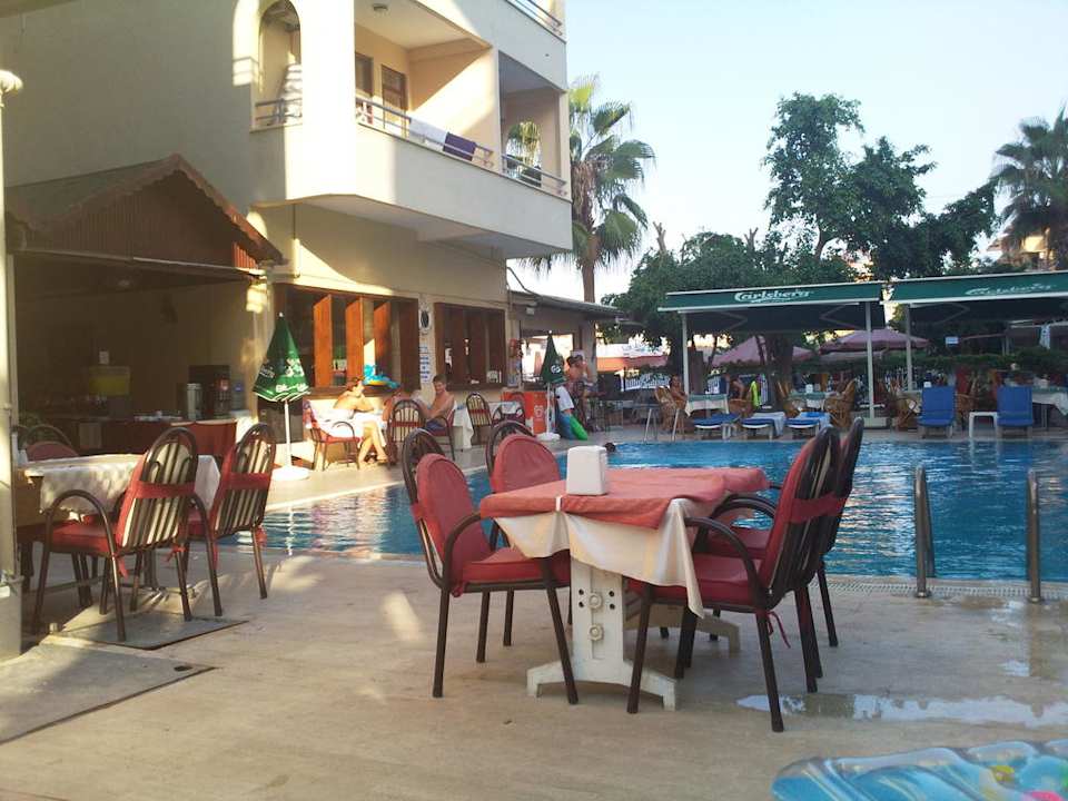 Pool und Restaurantbereich Hotel Glaros