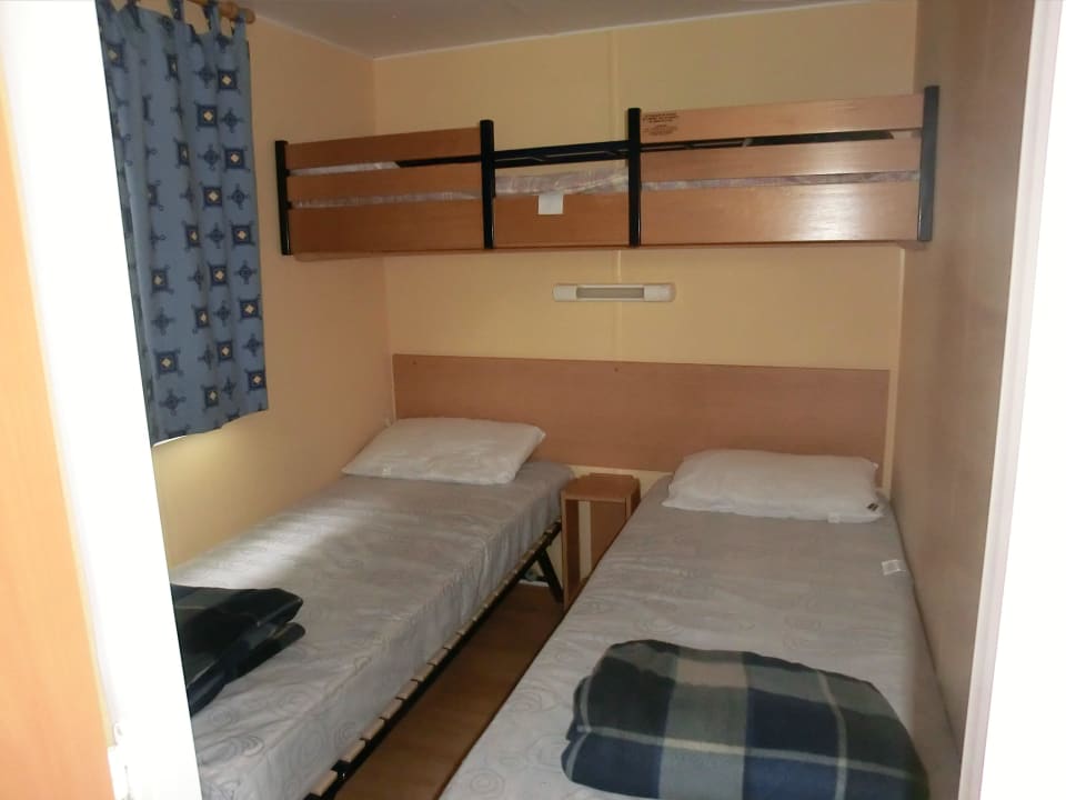 Blick ins kl. Schlafzimmer Camping Le Ranolien