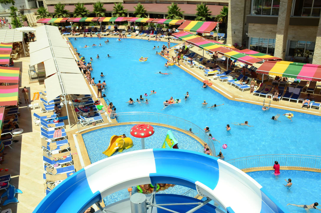 Pool Ramada Resort by Wyndham Side